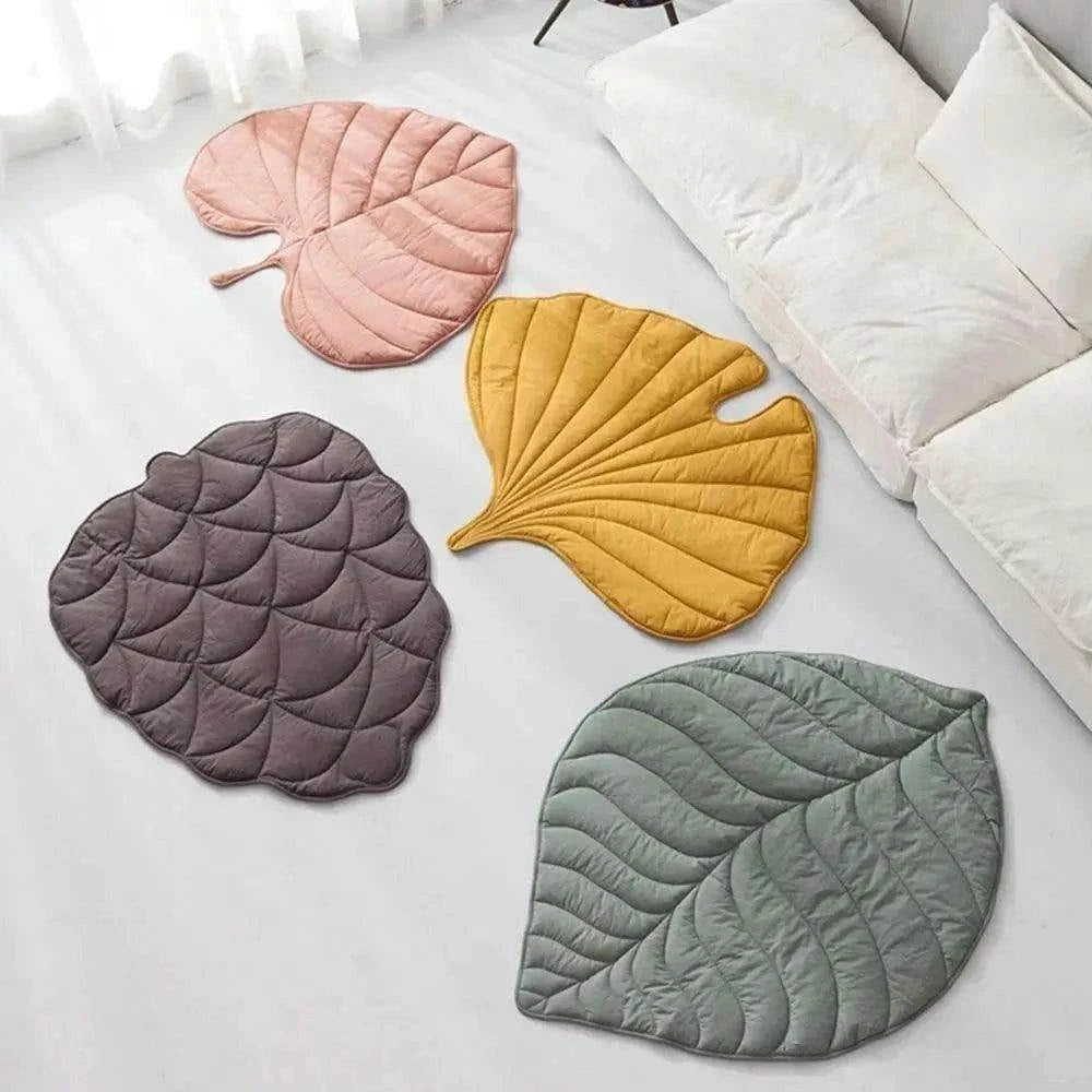 Cooling Leaf Dog MatDescription:
Beat the summer heat! This breathable, leaf-shaped cooling mat keeps your pup comfortable indoors, outdoors, or on the go—perfect for naps, car rides, Regal Pet PalaceRegal Pet PalaceCooling Leaf