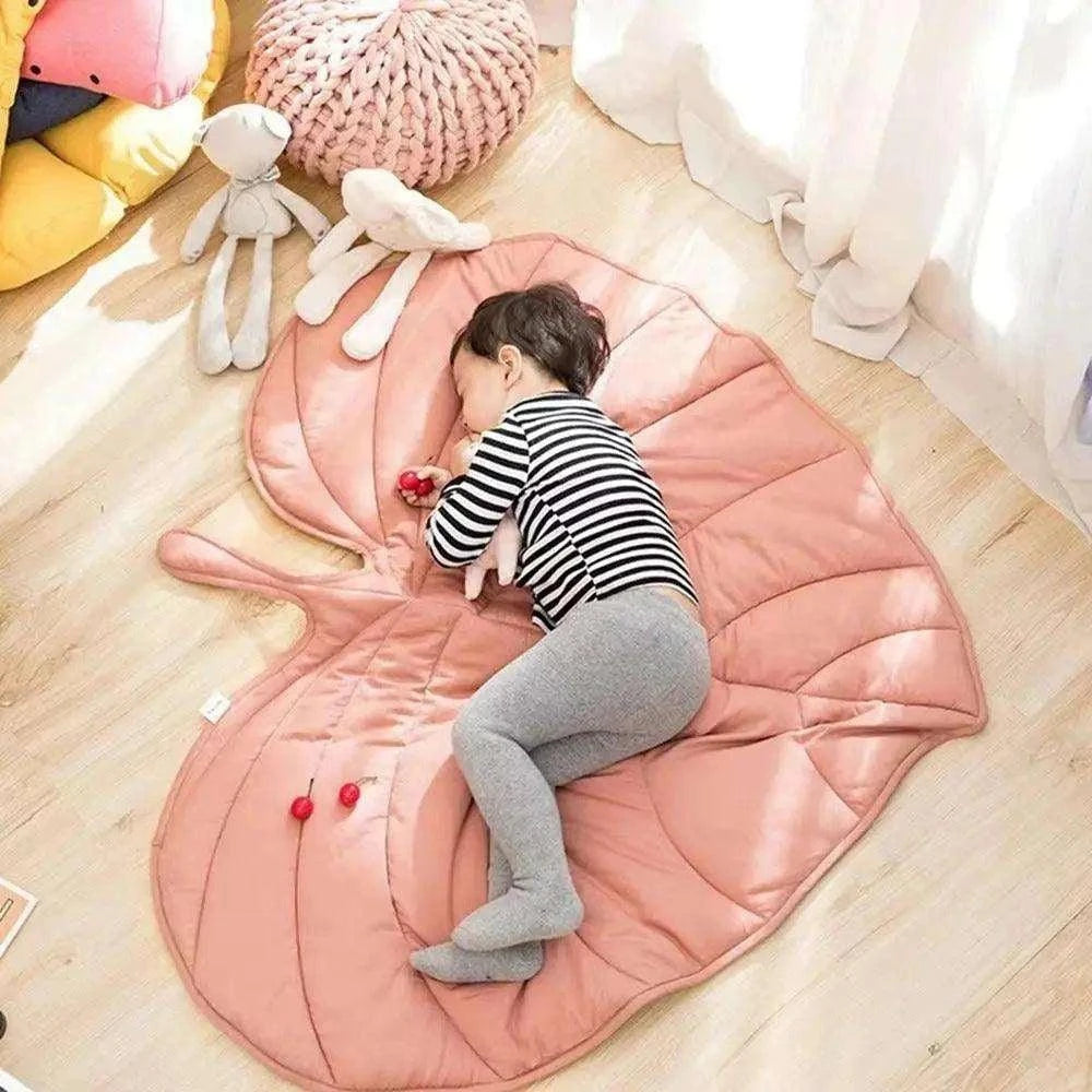 Cooling Leaf Dog MatDescription:
Beat the summer heat! This breathable, leaf-shaped cooling mat keeps your pup comfortable indoors, outdoors, or on the go—perfect for naps, car rides, Regal Pet PalaceRegal Pet PalaceCooling Leaf